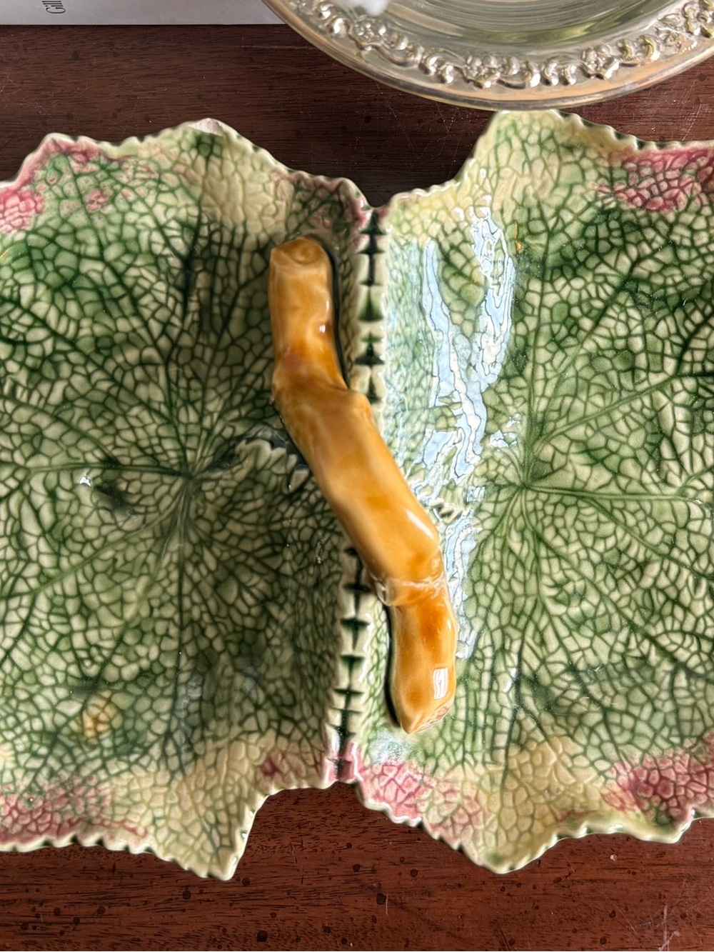 Bordallo Pinheiro Majolica Double Leaf Dish - Picture 4 of 5